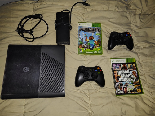 Xbox 360 (usada) + 2 Mandos + 3 Juegos
