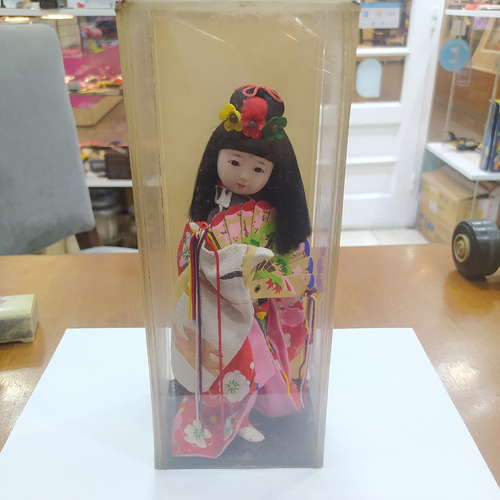 Antigua Muñeca Japonesa En Estuche Acrílico