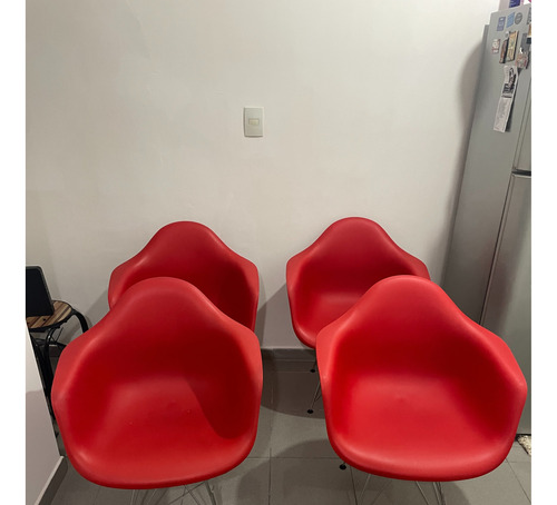 Sillas Eames Con Respaldo, Color Rojas, Patas De Metal