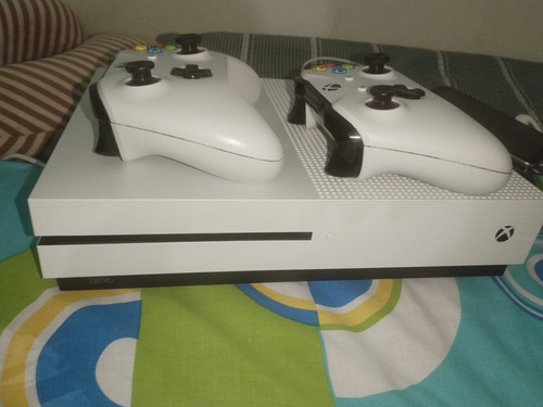 Microsoft Xbox One S 500gb Con Fifa 20 Blanco, 2 Controles.