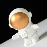 Modelo De Estatua De Un Astronauta Adorna Una Escultura De U