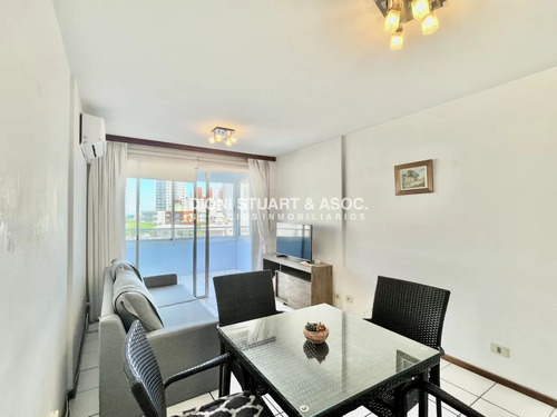Alquiler Cerca De La Playa - 1 Dormitorio + 1 Baño - Piscina Exterior - Mucama - Gimnasio - Punta Del Este - Imagen 2