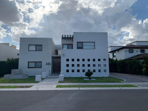 Casa En Venta En El Campanario, Querétaro