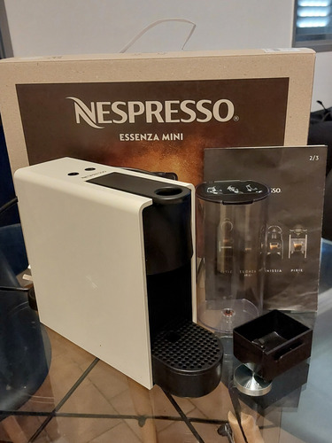 Cafetera Nespresso Essenza Mini C30