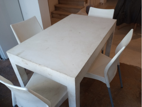 Mesa De Madera + 4 Sillas De Plástico