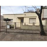 Casa En Barrio Lanusse, A Metros De Av. Constitucion