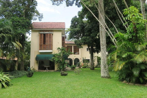 Ms: 24-10723. En Venta Amplia Casa En La Alta Florida. A=513 M2, 3h, 4b, 4p.