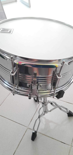 Tarola Lm Drums Dc18 De 14x6.5 Con Atril Y Funda.