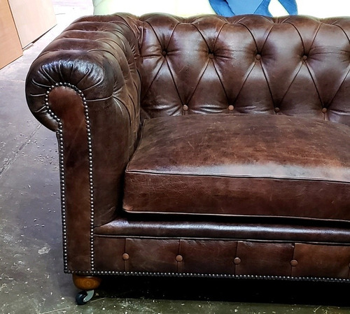 Sofá Chesterfield De 160 X 90 Cm. En Cuero Vacuno. 