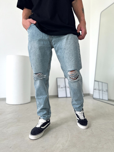 Jeans Rigido Corte Mom Con Roturas En Rodilla De Hombre