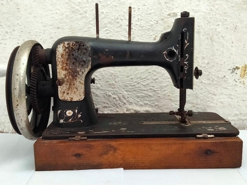 Máquina De Coser Antigua Siglo 19 Precio A Trata Descuento