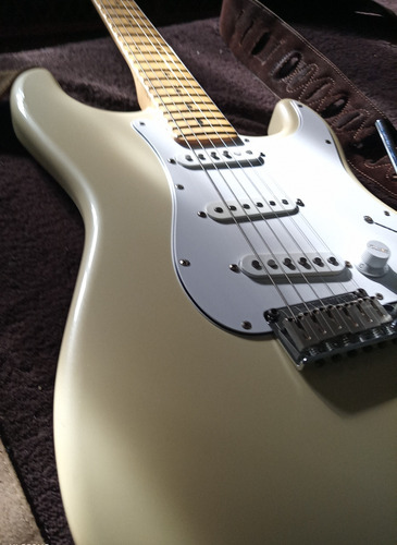 By Fender Squire Stratocaster Deluxe. Mics Seymour Duncan.
