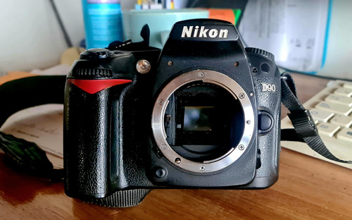  Nikon D90 Dslr Color  Negro Cargador Bateria Y Bolso