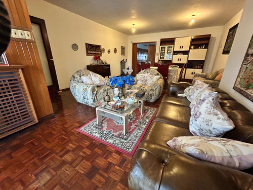 Casa En Venta , Con Apartamento, Patio Parrillero, Azotea, Garajes. La Blanqueada. Ideal Empresa O Familia - Imagen 4