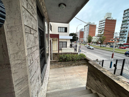 Casa En Venta , Con Apartamento, Patio Parrillero, Azotea, Garajes. La Blanqueada. Ideal Empresa O Familia