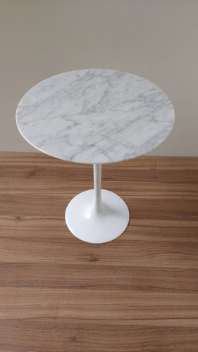 Mesa Saarinen Lateral Carrara 51cm  Diâmetro E 70cm Altura.