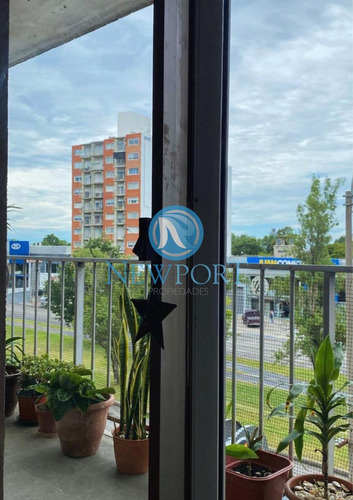 Apartamento Sobre Av. Italia En 3er Piso 3 Dorms, 2 Baños.