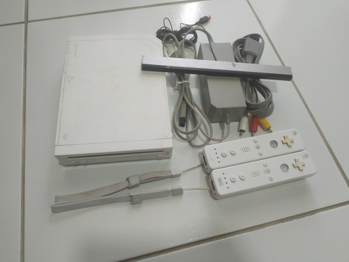 Nintendo Wii 2 Controle Sensor Fonte E Cabo Av Não Lê Jogos