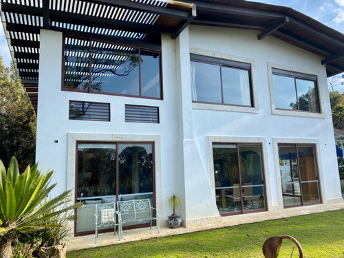 Hermosa Casa En Renta Completamente Amueblada De Muy Buen Gusto En Avandaro, Valle De Bravo, Estado De México.