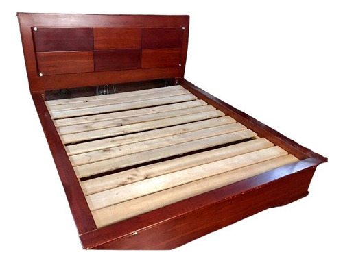 Cama En Madera, Con Diseño En Cabecero Y Taches En Acero.