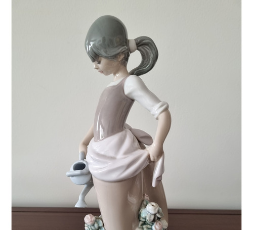 Bonita Figura De Porcelana De Lladro, Mujer Regando Plantas