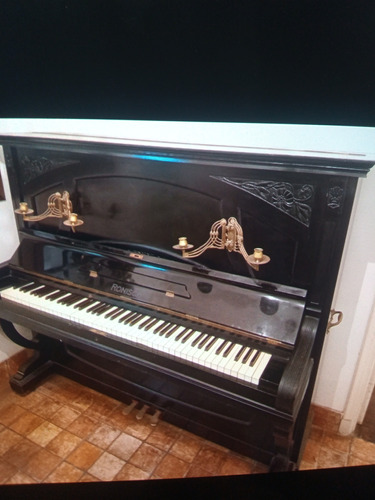 Piano Vertical Ronisch Con Candelabros