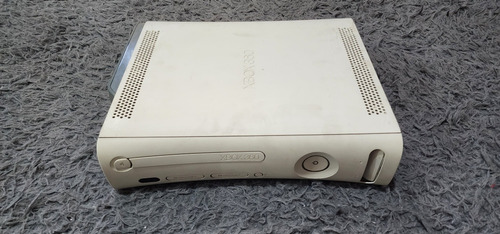 Xbox 360 Fat Branco Só O Aparelho Sem Nada Ele Funciona Mas O Eject Ta Quebrado Pra Abrir, Só Pelo Controle. K6