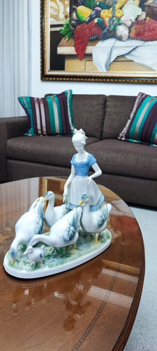Porcelana Mujer Con Patos