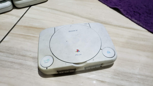 Playstation 1 Psone Só O Aparelho Sem Nada E O Leitor Tá Desalinhado. Tá Com Defeito. 145. A94