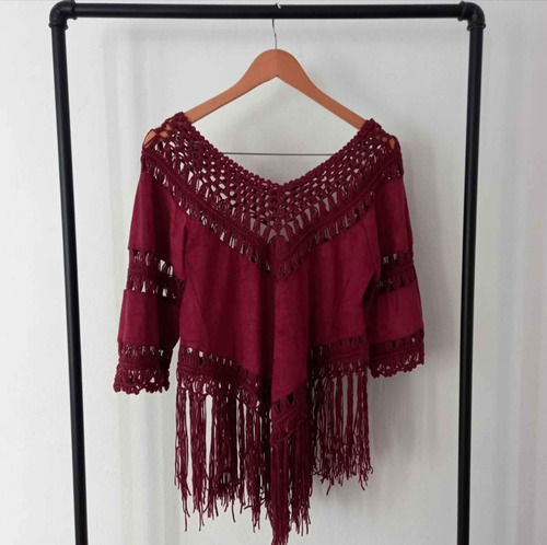 Blusa Tipo Poncho De Gamuza Y Crochet. Marca Ada Gatti 