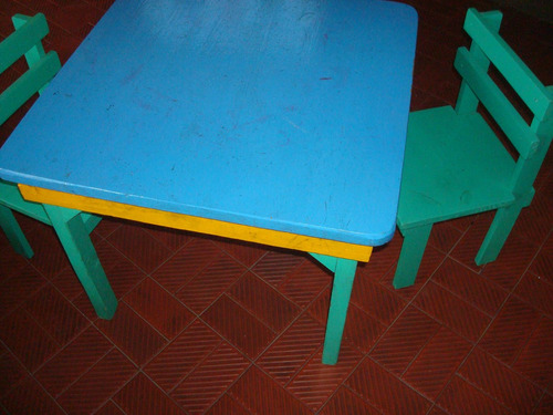 Mesa Infantil Con 2 Sillas Usada