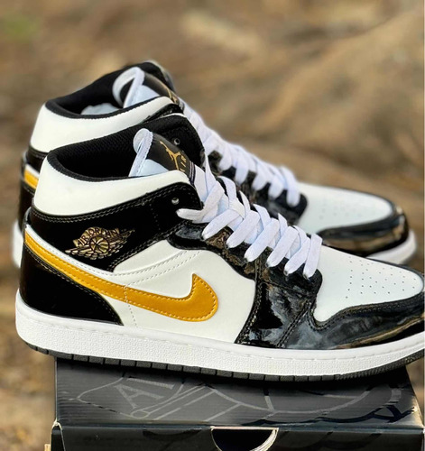 Jordan Retro 1 Negro/dorado (27.5mx)