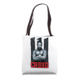 Adonis Creed Con Los Brazos Cruzados Sobre El Logo De