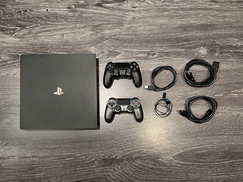 Playstation 4 Pro 2tb + 2 Controles