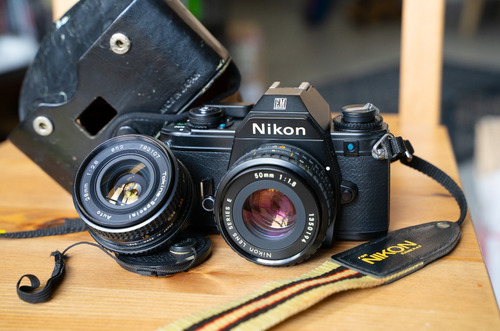 Cámara Nikon Em Analógica Vintage Lente 50mm 28mm Rollo 35mm