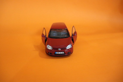 1/36 Volkswagen Golf Mk V  Welly (a Granel) 