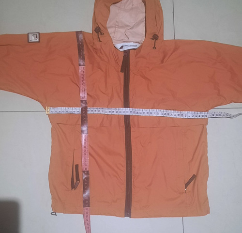 Campera Rompeviento  Montagne. Talle 6. Impecable. 
