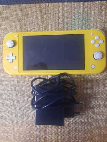 Nintendo Switch Lite Amarilla 32gb, Muy Poco Uso!!!!