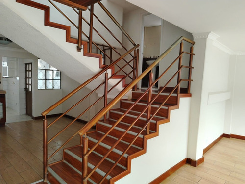 Casa En Venta, Cómoda Con Todos Los Servicios Básicos, De Oportunidad! - Imagen 4