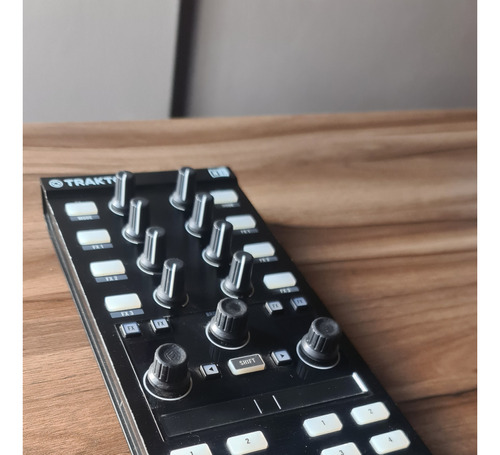 Controladora Native Instruments Traktor Kontrol X1 Mk2