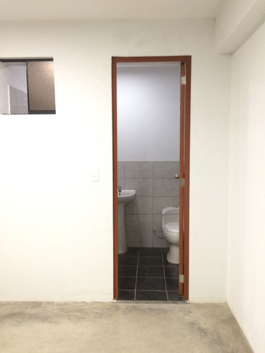 Se Alquila Local Para Oficina - Deposito O Almacen - Imagen 3