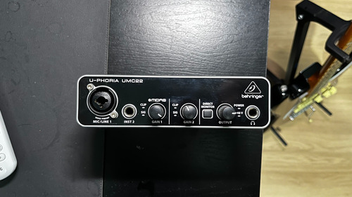 Interface De Áudio Usb Behringer U-phoria Umc22 