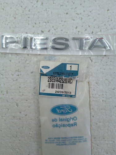 2s65-a42528-ab / Emblema Compuerta Trasera. 1.6  Fiesta   Foto 3