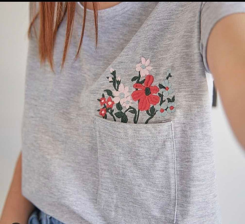 Remera De Algodón Bordada Con Flores