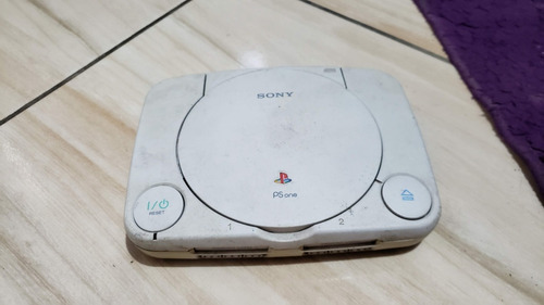 Playstation 1 Psone Só O Aparelho Sem Nada. Aparelho Tem Imagem E Som, Mas Não Leu Os Jogos. 329. A11