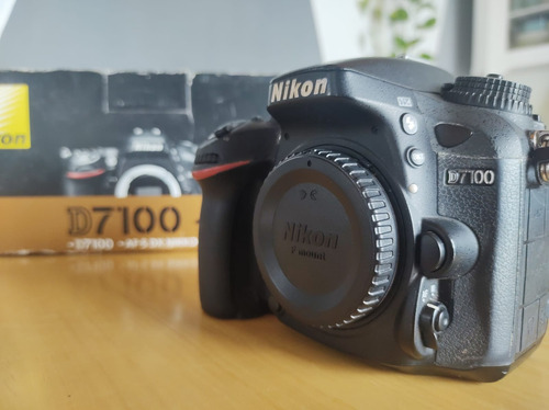 Cámara Nikon D71000