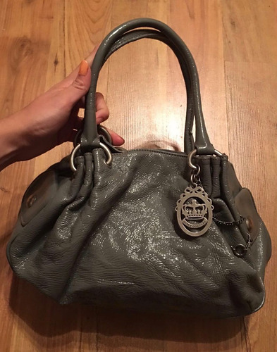 Padrisima Bolsa Juicy Couture Piel Patent Gris Llavero!!