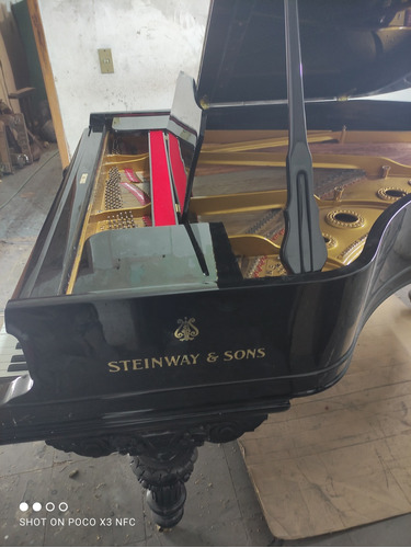 Piano Steinway & Sons Media Cola 