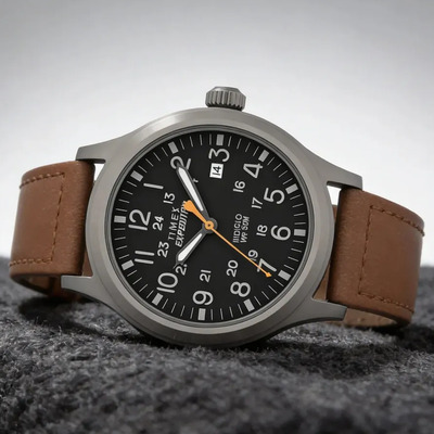 Reloj Timex Expedition Scout TW4B260009J | Caja 40 mm | Hombre | Esfera negra fecha 3H | Luz Indiglo | Piel café 20 mm | Resistencia Al Agua 50 M | Cristal mineral | Caja latón gris | Cuarzo | Envío gratis