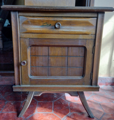 Excelente Mesa De Luz De Madera Con Patas, Cajón Y Puerta.